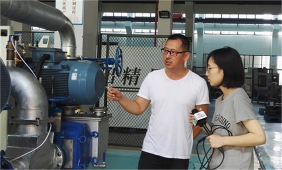 U乐国际机器总经理在和浙江在线记者进行交流.jpg