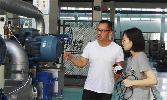 U乐国际机器总经理在和浙江在线记者进行交流.jpg