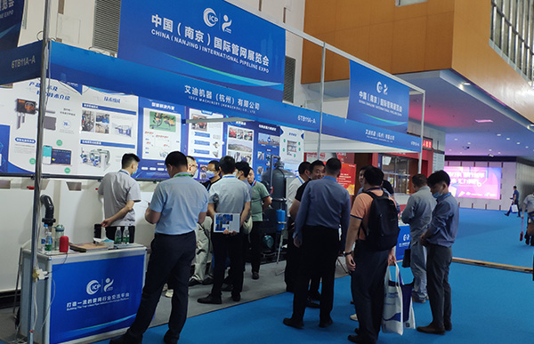 南京展会U乐国际展位参观者川流不息.jpg