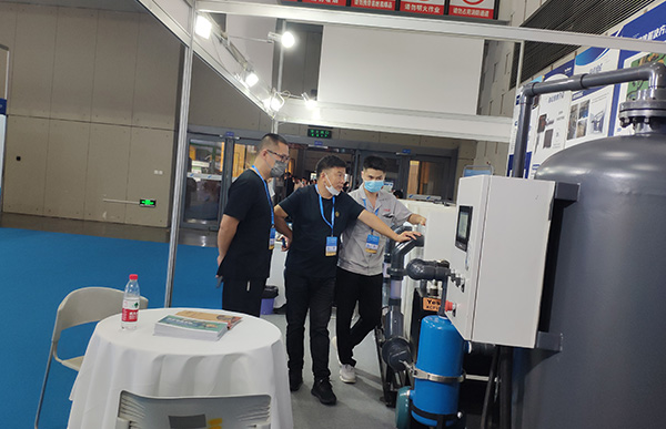 U乐国际展会真空排水方案参观人员.jpg