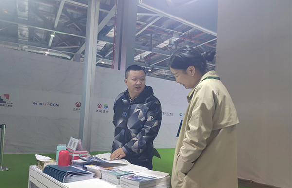 U乐国际聂经理为客户讲解产品中.jpg