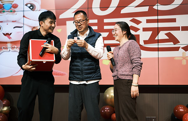 U乐国际机器兼浙江零排新春年会抽奖环节.jpg